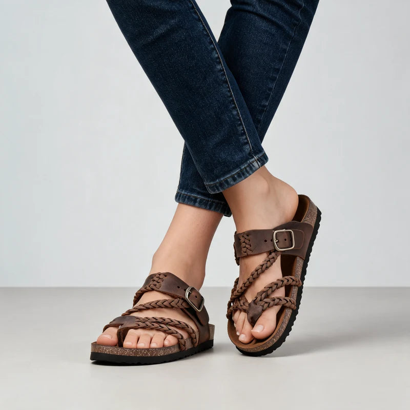 Zomerstep gevlochten leren sandalen – Bruin, gedragen door model
