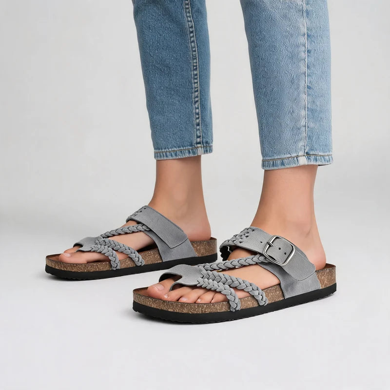 Zomerstep gevlochten leren sandalen – Lichtgrijs, gedragen door model